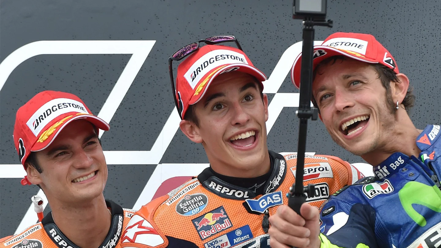 Márquez, Rossi y Pedrosa se hacen un selfie en el podium del GP de Alemania Márquez, Rossi y Pedrosa se hacen un selfie en el podium del GP de Alemania