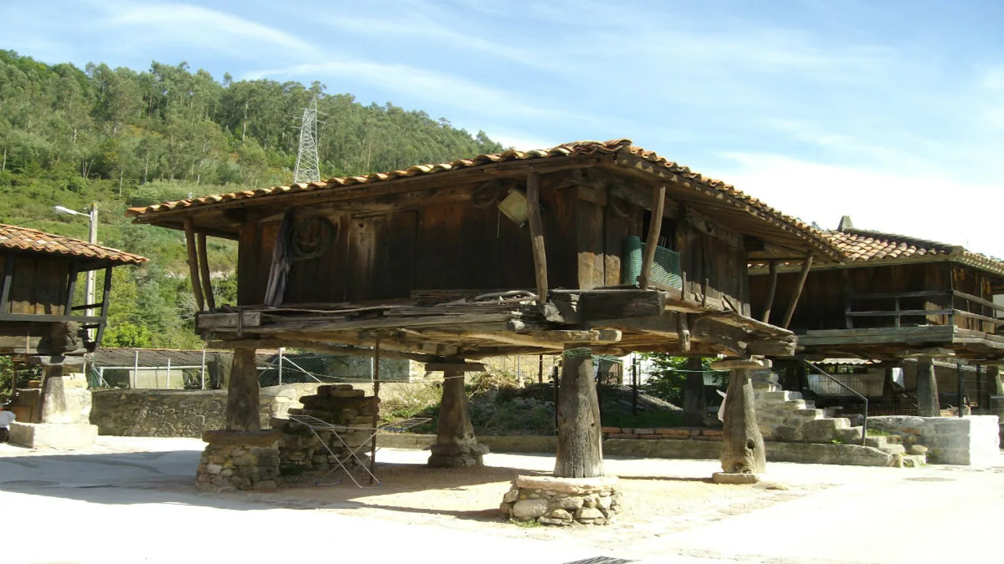 Horreo de Bueño, Asturias Horreo de Bueño, Asturias