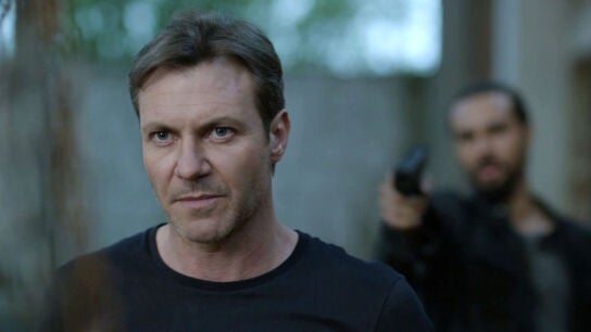 Frank salva a una famosa cantante, secuestrada por un dictador africano