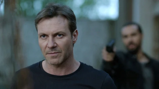 Frank salva a una famosa cantante, secuestrada por un dictador africano Frank salva a una famosa cantante, secuestrada por un dictador africano