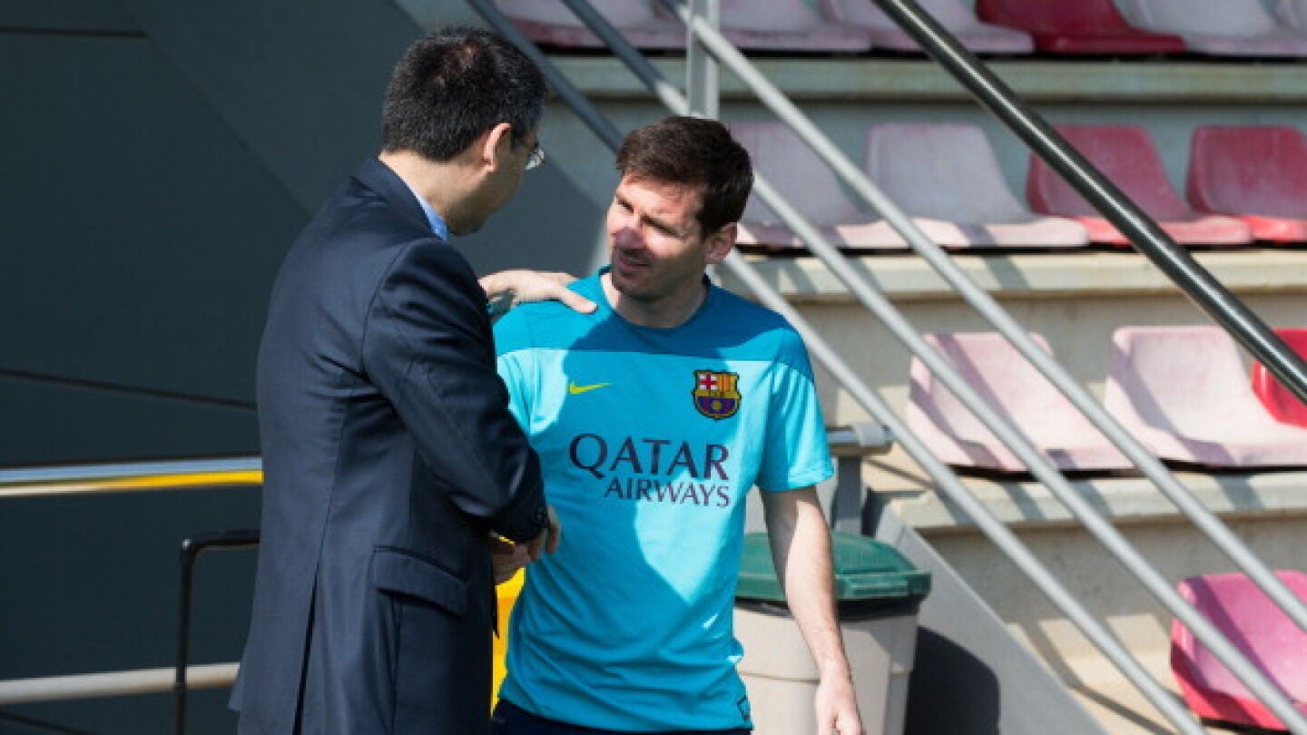 Josep Mar&iacute;a Bartomeu y Leo Messi se dan la mano