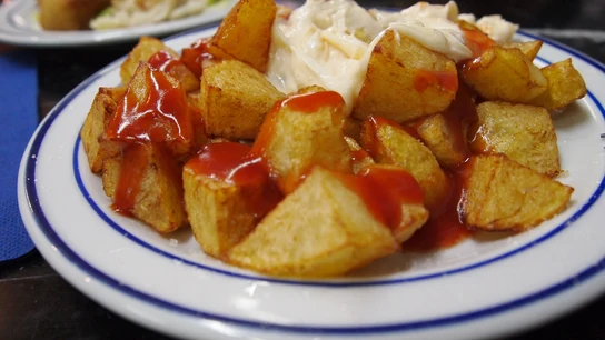 Un plato de patatas bravas Un plato de patatas bravas