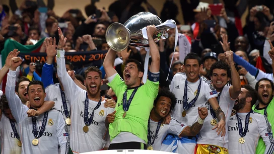 Casillas levanta la Décima tan ansiada por el madridismo. Casillas levanta la Décima tan ansiada por el madridismo.