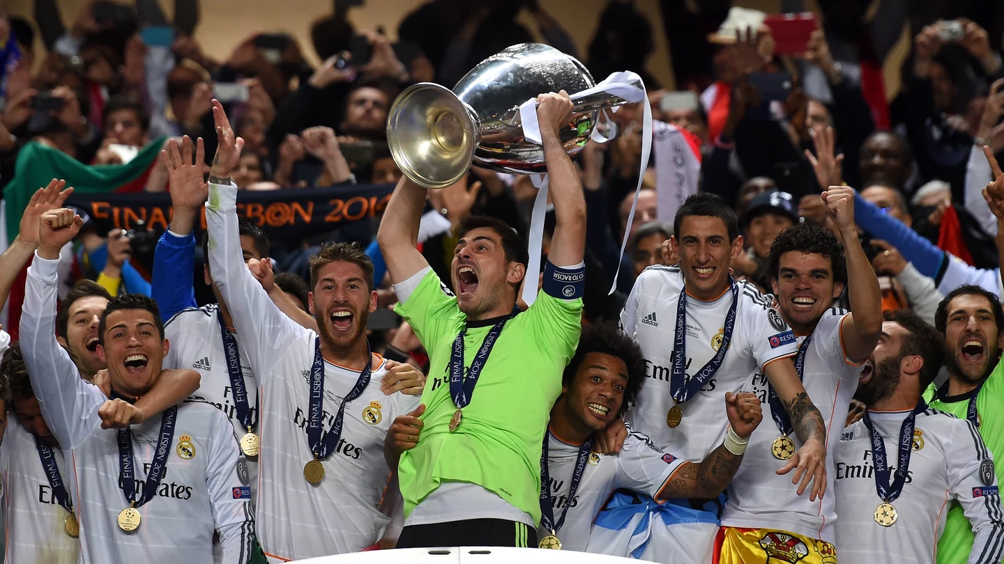 Casillas levanta la Décima tan ansiada por el madridismo. Casillas levanta la Décima tan ansiada por el madridismo.