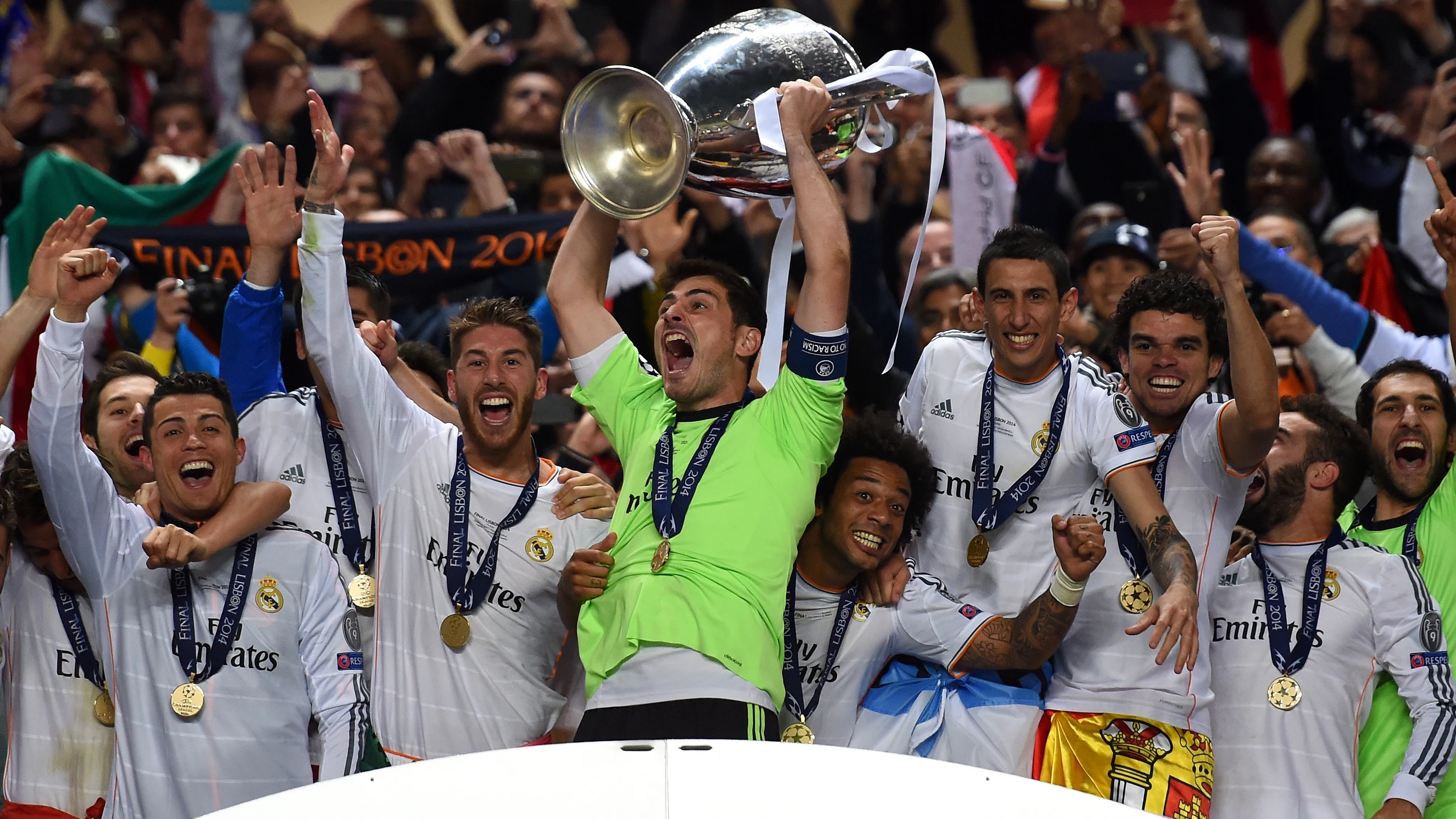 Casillas levanta la Décima tan ansiada por el madridismo. Casillas levanta la Décima tan ansiada por el madridismo.