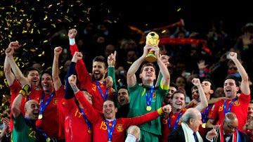 Casillas levanta el Mundial de Sudáfrica en 2010.