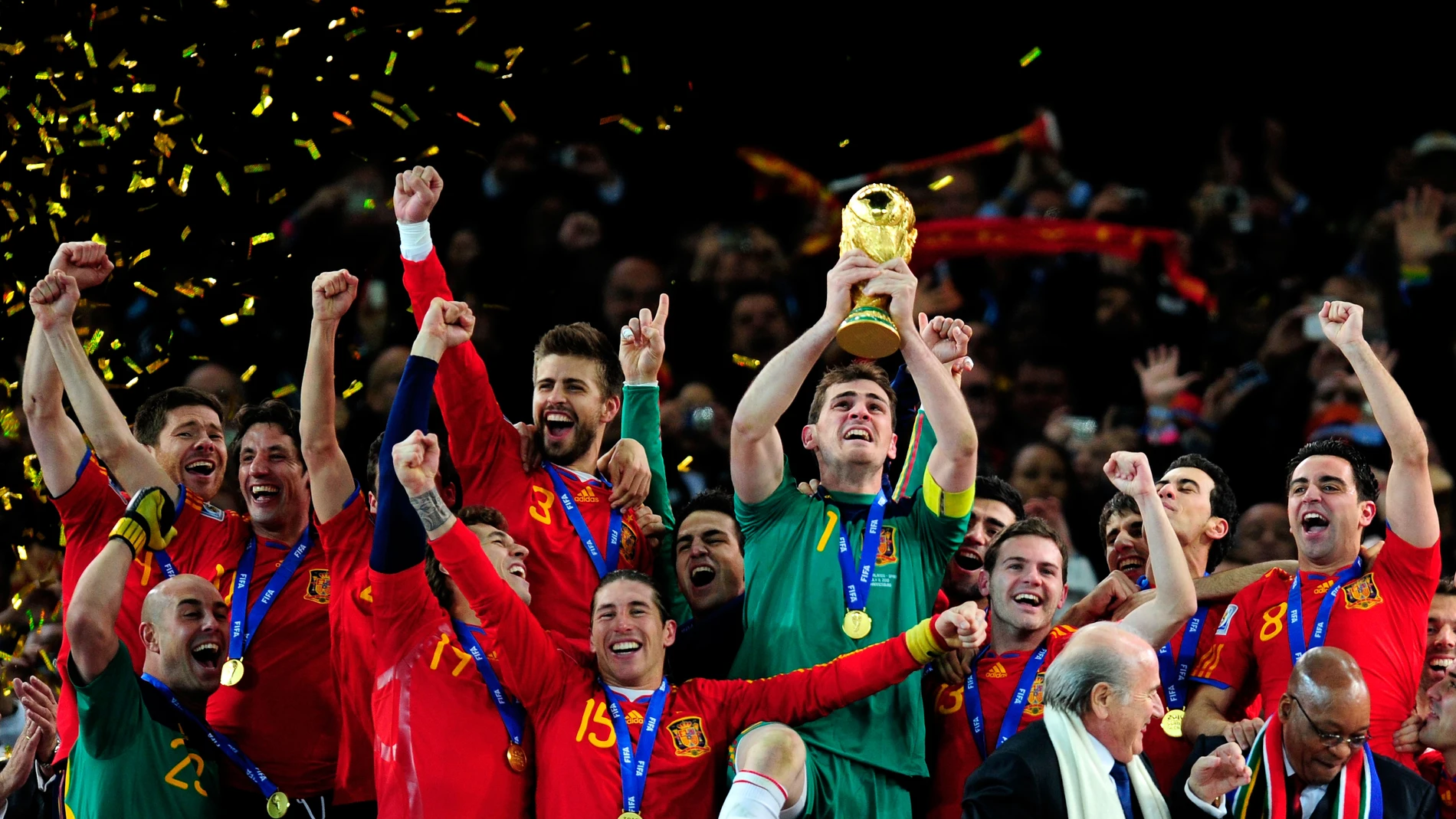 Casillas levanta el Mundial de Sudáfrica en 2010.