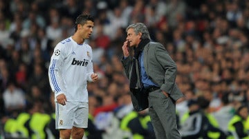 Mourinho charla con Cristiano durante un encuentro