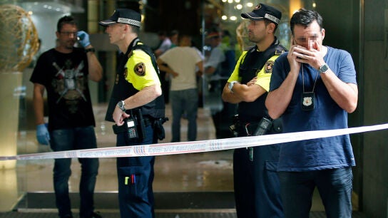 Imagen de archivo de agentes de la polic&iacute;a en un hotel