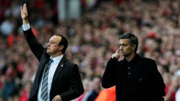 Benítez y Mourinho, durante un encuentro en la Premier