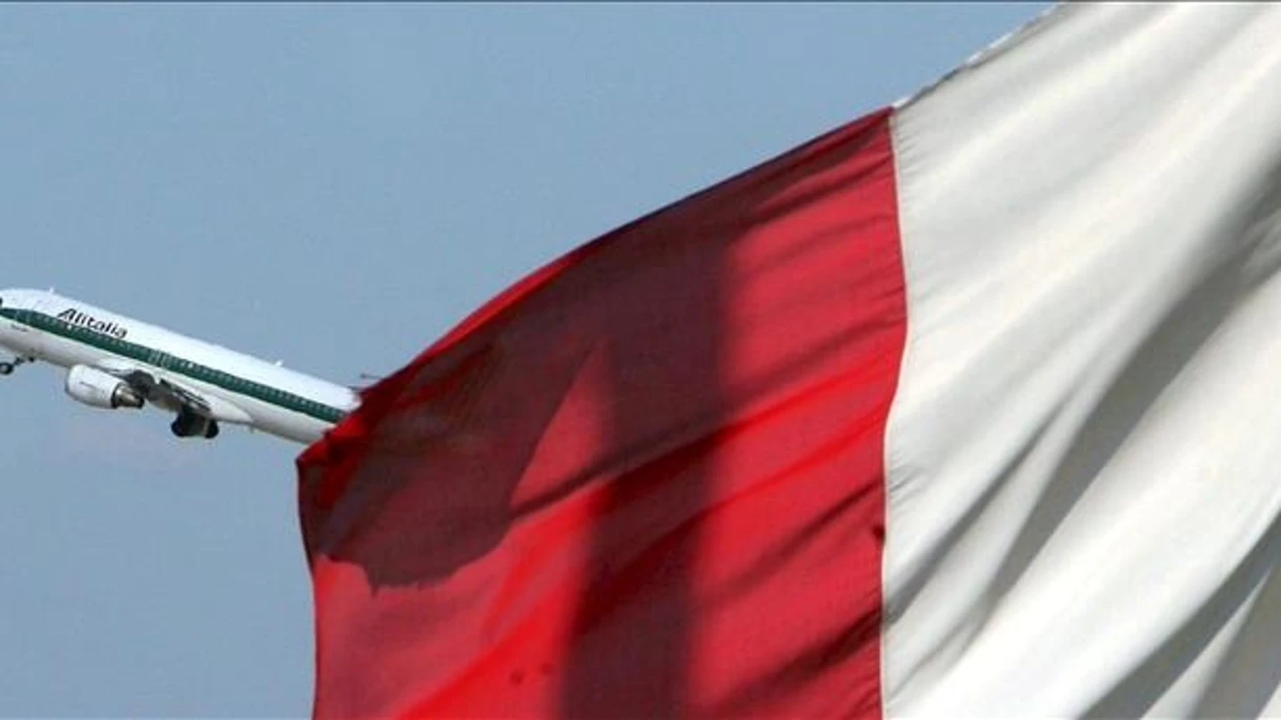 Un avión de Alitalia despega del aeropuerto de Fiumicino, en Roma Un avión de Alitalia despega del aeropuerto de Fiumicino, en Roma