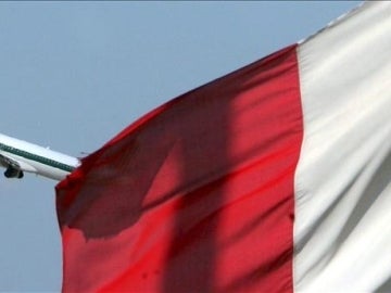 Un avión de Alitalia despega del aeropuerto de Fiumicino, en Roma Un avión de Alitalia despega del aeropuerto de Fiumicino, en Roma