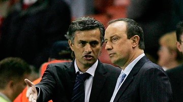 Mourinho dialoga con Benítez durante un Chelsea-Liverpool