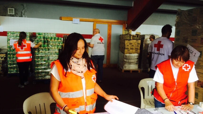 Reparto de alimentos en el Complejo Deportivo de Las Mestas en Gijón