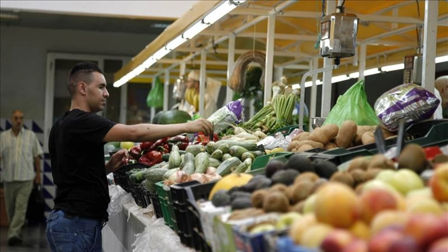 Puesto de frutas y verduras en un mercado Puesto de frutas y verduras en un mercado