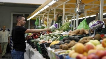 Puesto de frutas y verduras en un mercado