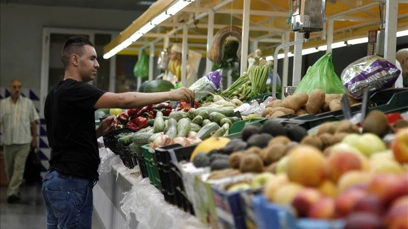 Puesto de frutas y verduras en un mercado