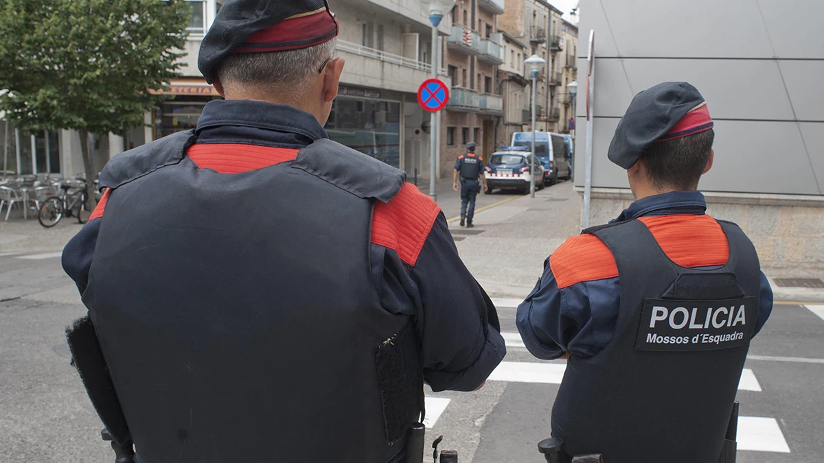  Varios agentes de los mossos d'Esquadra