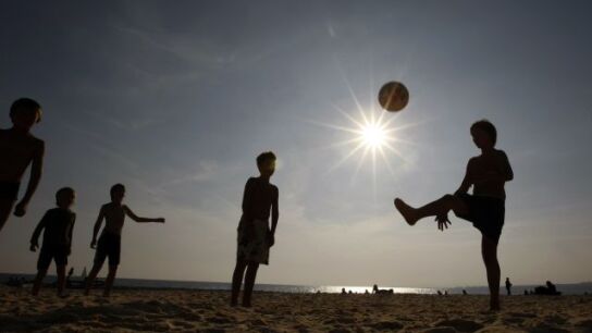 Ni&ntilde;os jugando en la playa