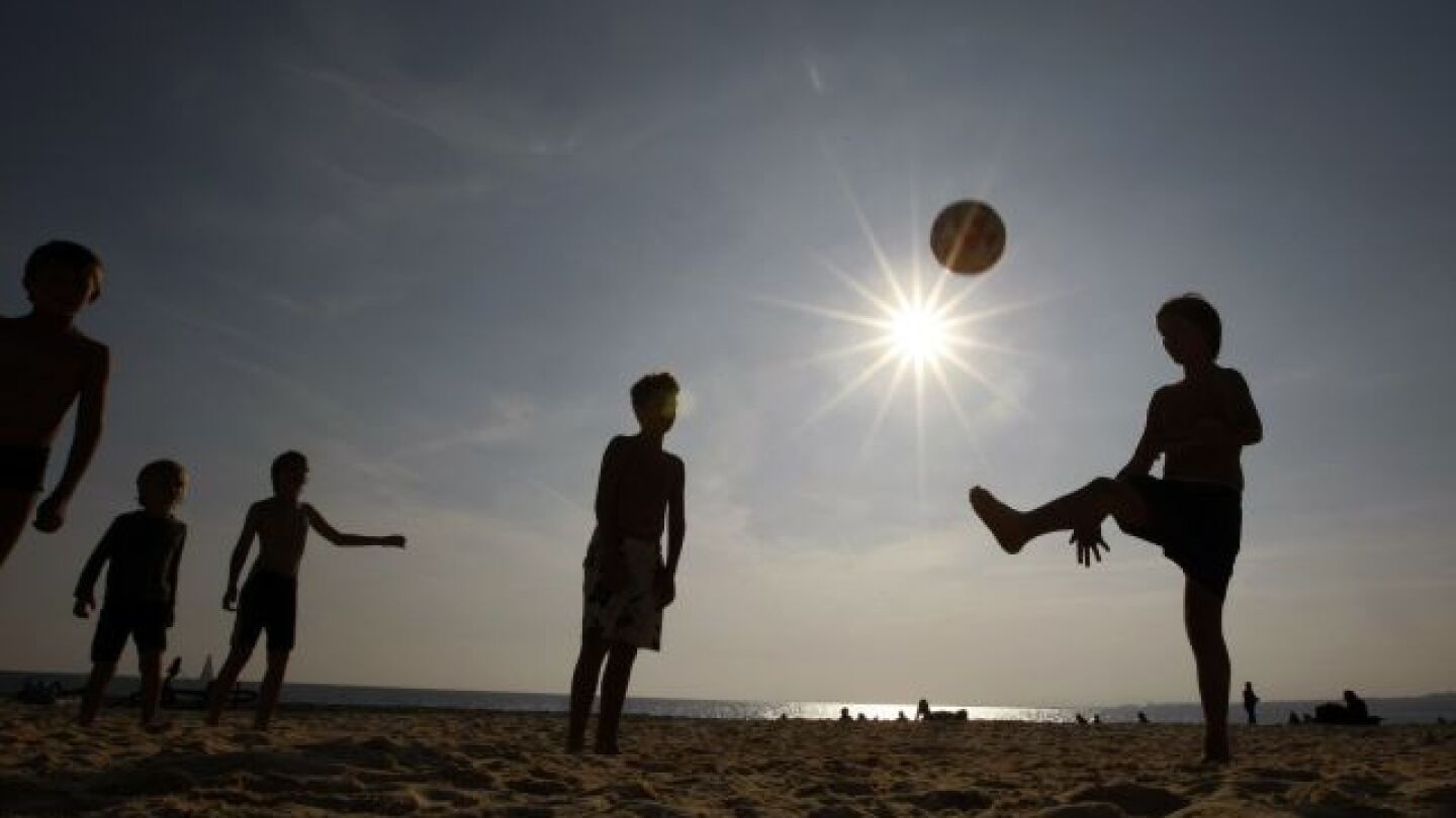 Ni&ntilde;os jugando en la playa