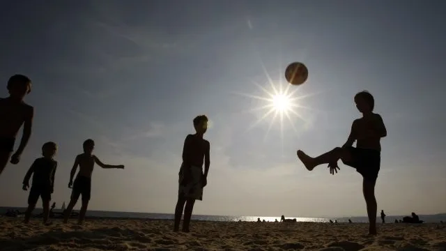 Niños jugando en la playa