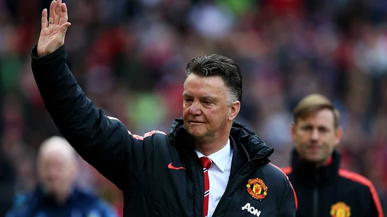 Van Gaal saluda a la afición del United Van Gaal saluda a la afición del United