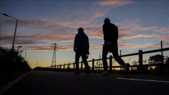 Fotograf&iacute;a facilitada de un par de inmigrantes que se dirigen al t&uacute;nel del Canal de la Mancha