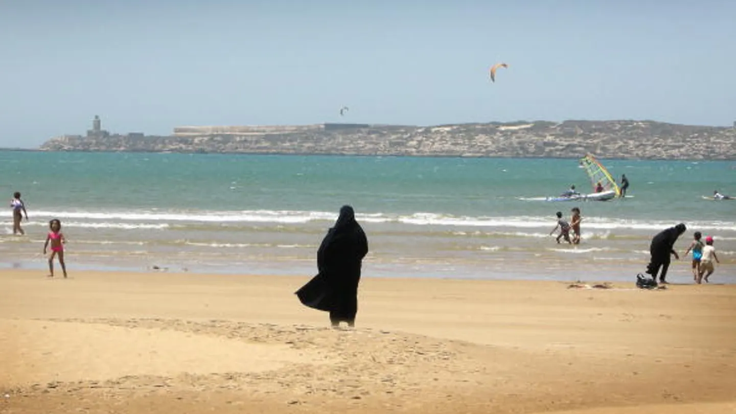 Mujeres en otra playa de Marruecos Mujeres en otra playa de Marruecos