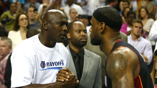 Michael Jordan y Lebron James se saludan antes de un partido de la NBA Michael Jordan y Lebron James se saludan antes de un partido de la NBA