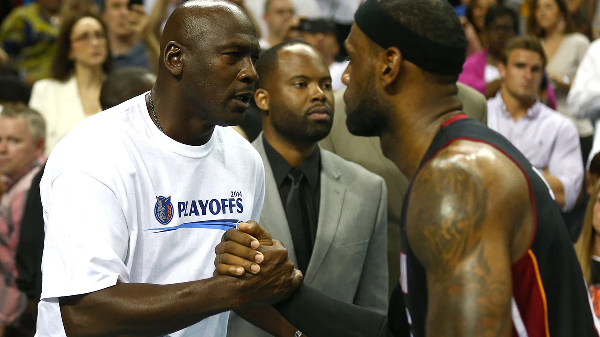 Michael Jordan y Lebron James se saludan antes de un partido de la NBA