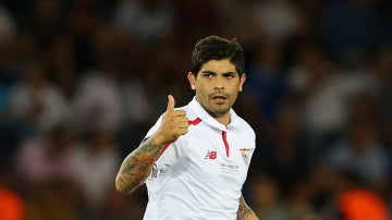 Banega celebra un gol con el Sevilla