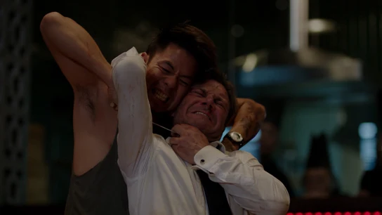 Frank roba la bomba y trata de escapar Frank roba la bomba y trata de escapar