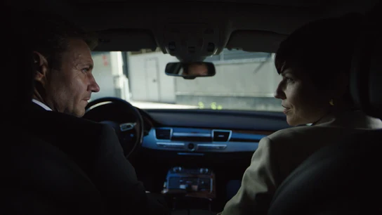 La agente Wolfe agradece el servicio a Frank Martin en su coche La agente Wolfe agradece el servicio a Frank Martin en su coche