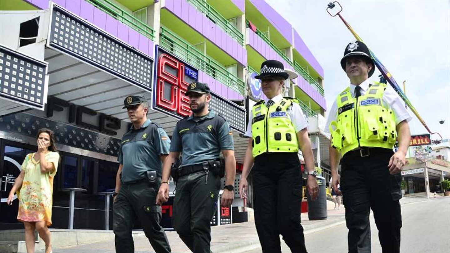 Los dos agentes brit&aacute;nicos que han patrullado esta semana por Magaluf