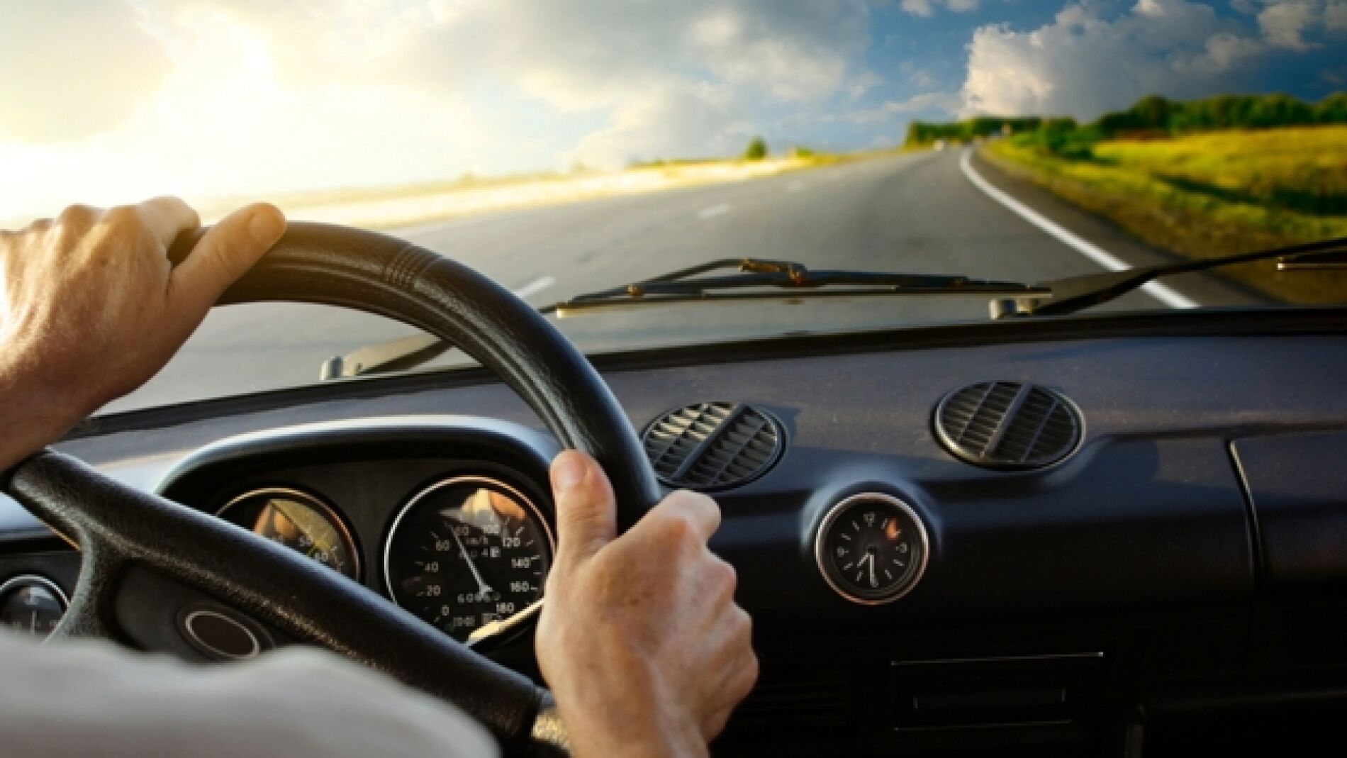 Conductor al volante de un coche