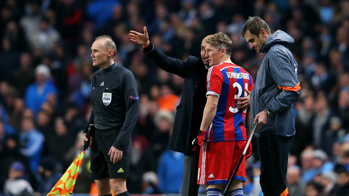 Schweinsteiger y Guardiola dialogan durante un partido Schweinsteiger y Guardiola dialogan durante un partido
