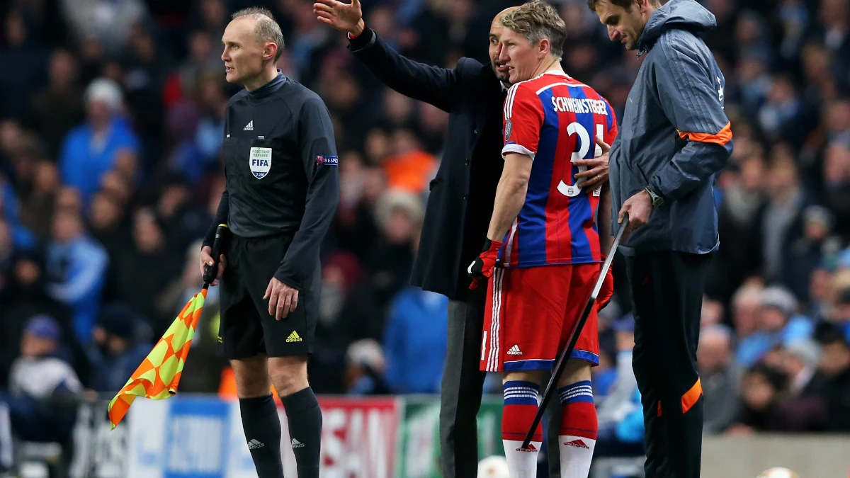 Schweinsteiger y Guardiola dialogan durante un partido