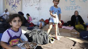 Niños esperan para ser registrados en un campo de migrantes (Archivo)