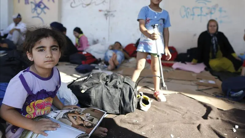 Niños esperan para ser registrados en un campo de migrantes (Archivo)