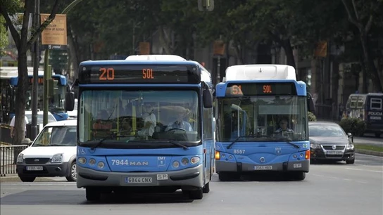 Dos autobuses de la EMT circulan por el madrileño Paseo de la Castellana Dos autobuses de la EMT circulan por el madrileño Paseo de la Castellana