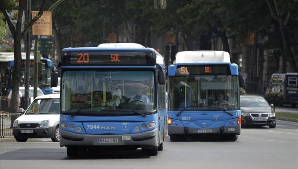 Dos autobuses de la EMT circulan por el madrileño Paseo de la Castellana