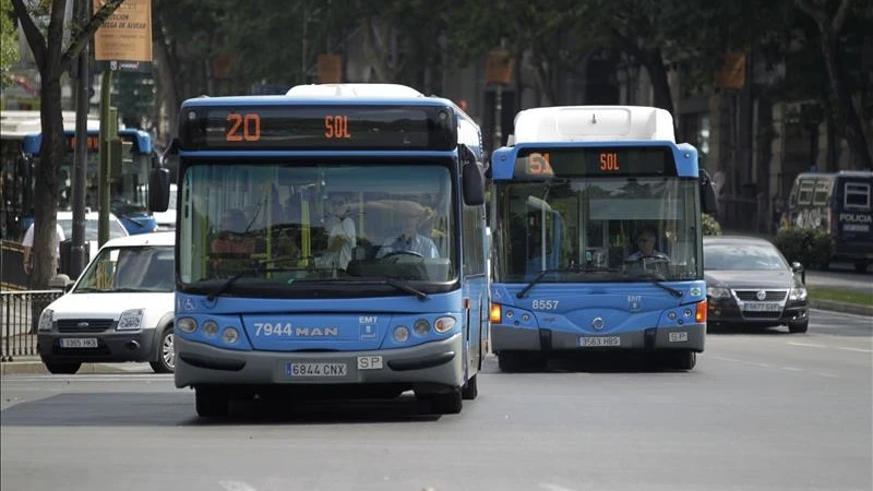 Dos autobuses de la EMT circulan por el madrileño Paseo de la Castellana