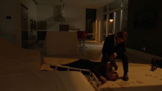 Frank salva su vida y la de Rose en el piso de Schramm