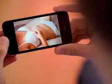 Escena de 'sexting' Escena de 'sexting'