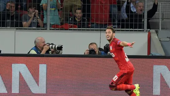 Hakan Calhanoglu del Leverkusen celebra su gol ante la Lazio Hakan Calhanoglu del Leverkusen celebra su gol ante la Lazio
