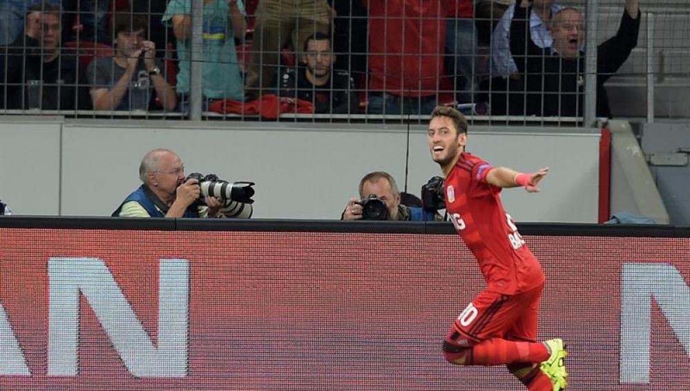 Hakan Calhanoglu del Leverkusen celebra su gol ante la Lazio 