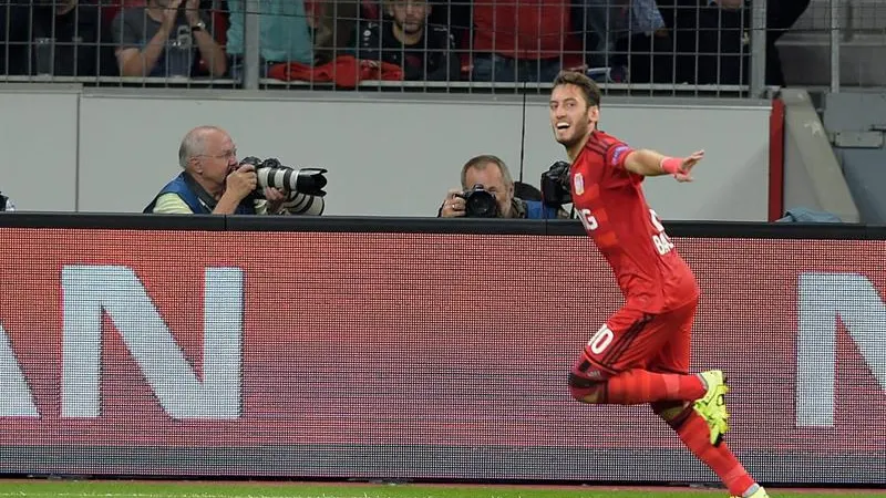 Hakan Calhanoglu del Leverkusen celebra su gol ante la Lazio 