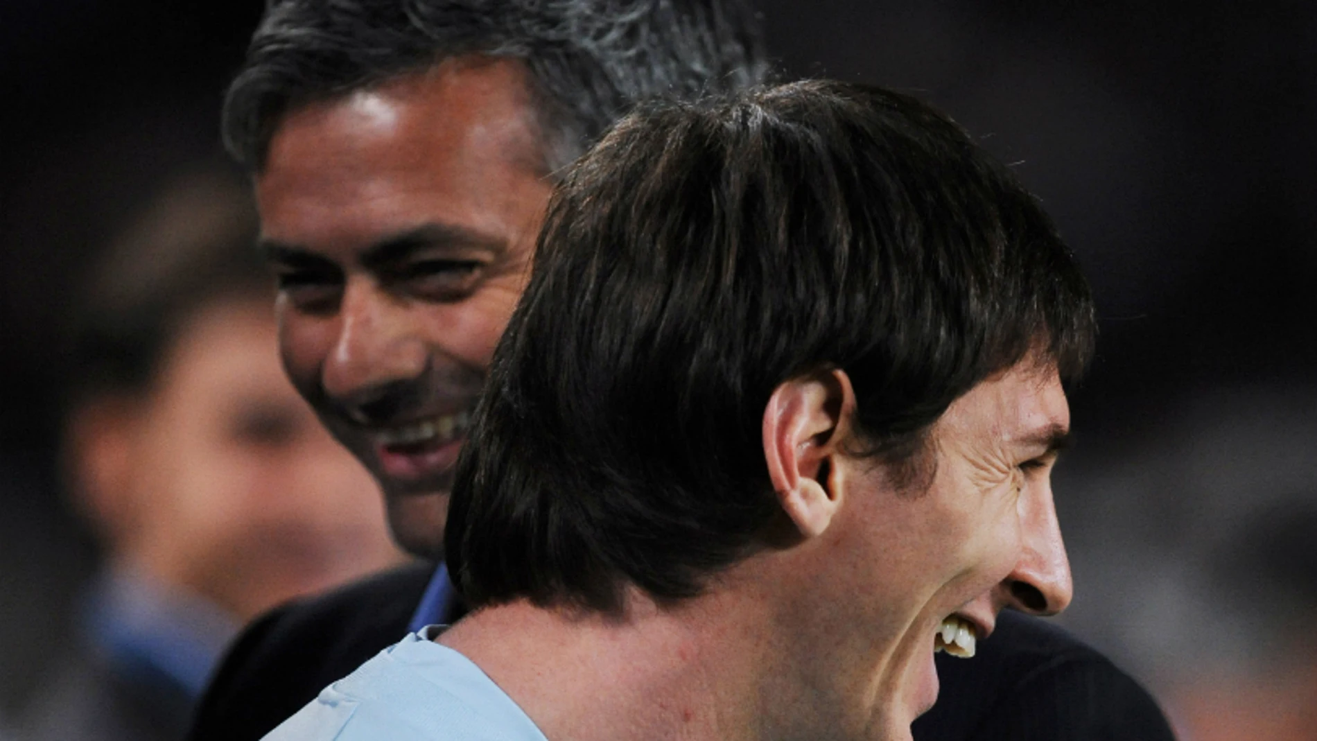 Leo Messi y Mourinho dialogan antes de un partido