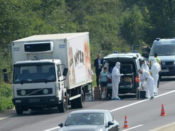 Expertos forenses en el camión frigorífico en Austria Expertos forenses en el camión frigorífico en Austria