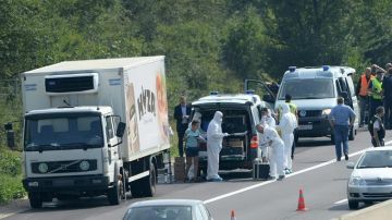 Expertos forenses en el camión frigorífico en Austria